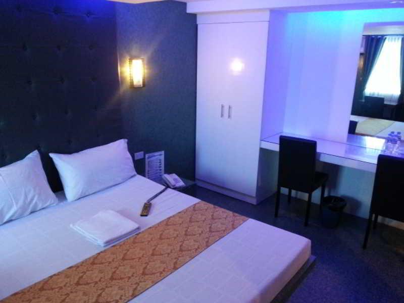 Icon Hotel Manila Esterno foto