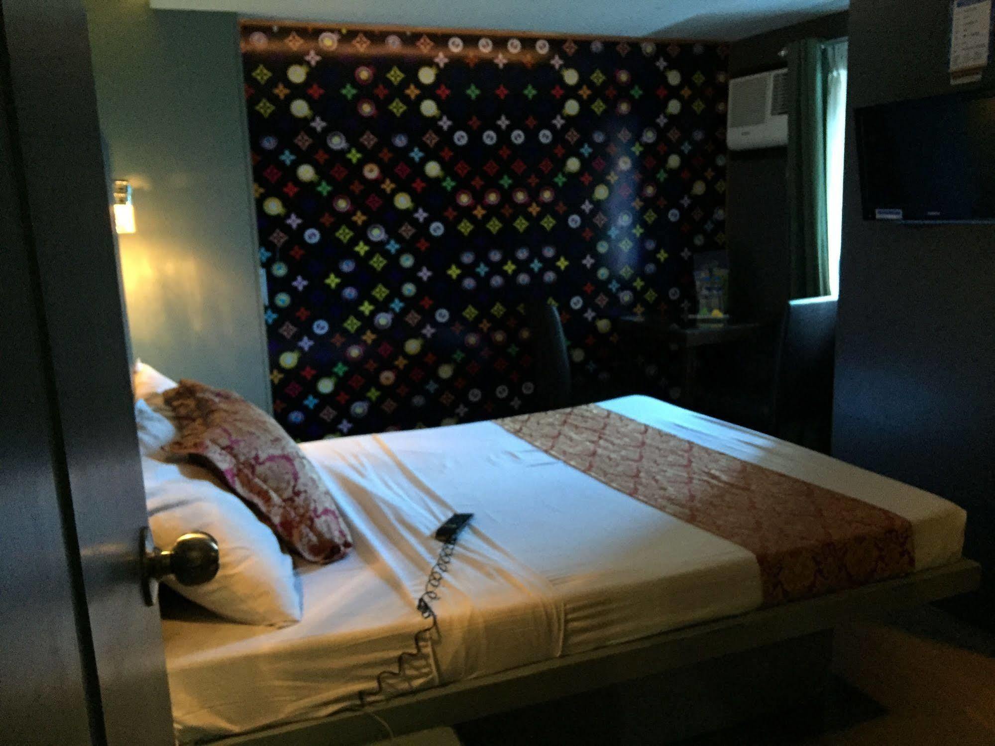 Icon Hotel Manila Esterno foto