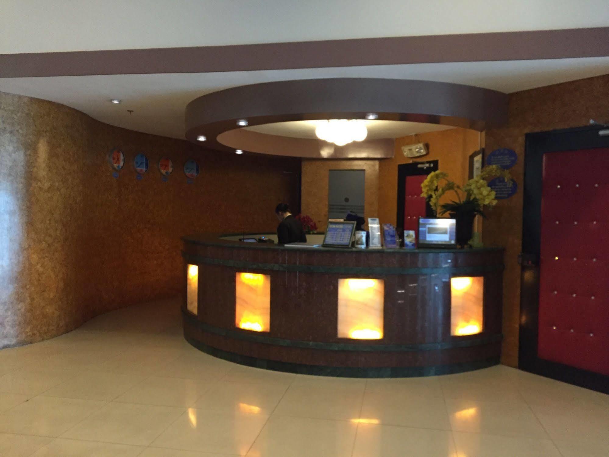 Icon Hotel Manila Esterno foto