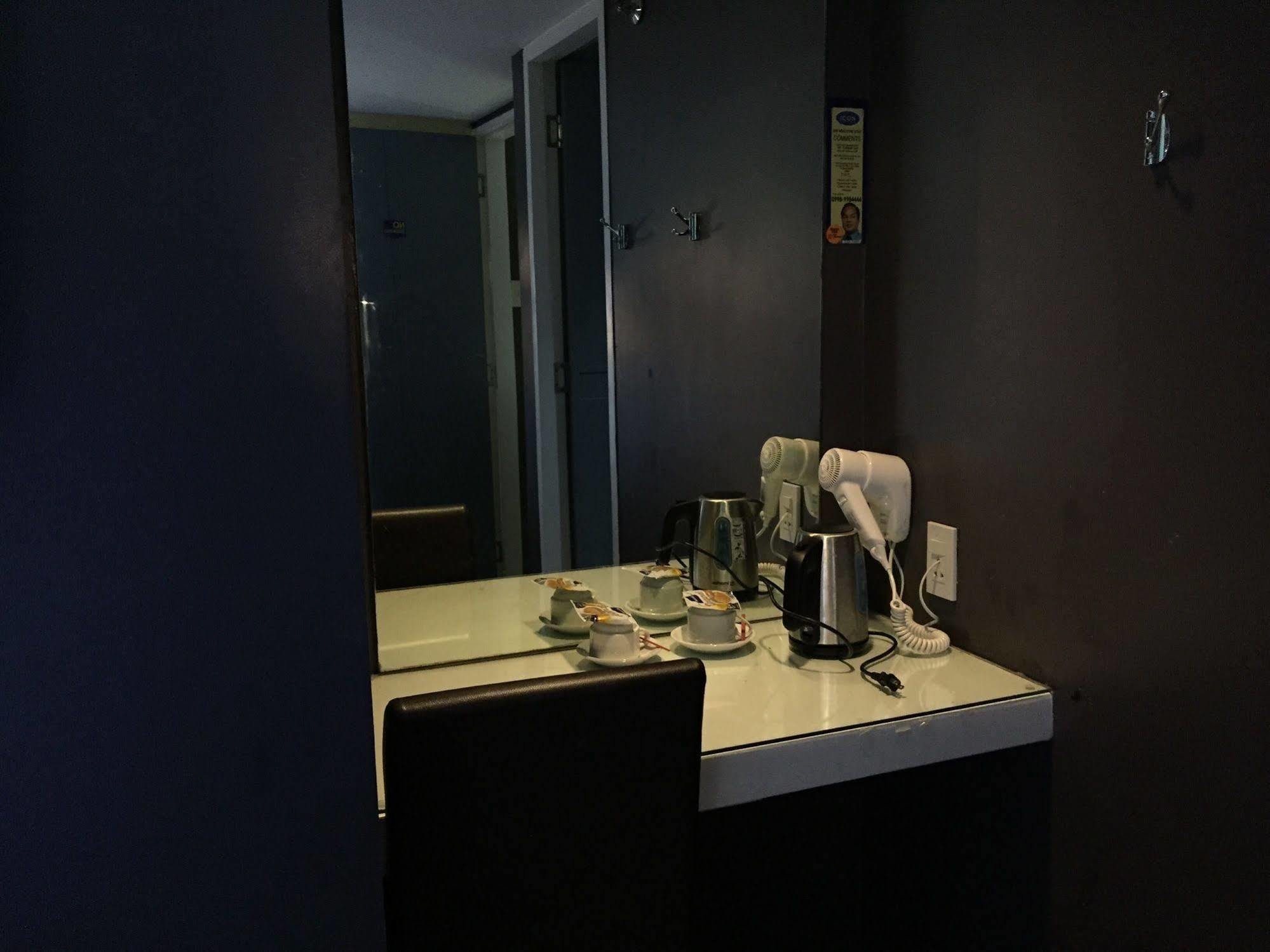 Icon Hotel Manila Esterno foto